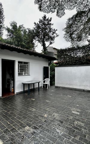 Casa à venda com 490m², 4 quartos e 7 vagas Casa à venda com 490m², 4 quartos e 7 vagasQuintal