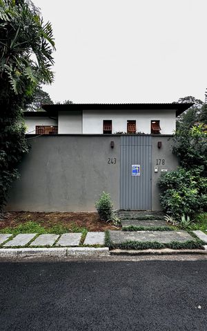 Casa à venda com 490m², 4 quartos e 7 vagas Casa à venda com 490m², 4 quartos e 7 vagasFachada