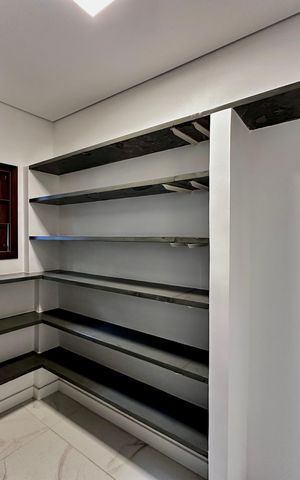Casa à venda com 490m², 4 quartos e 7 vagas Casa à venda com 490m², 4 quartos e 7 vagasDespensa