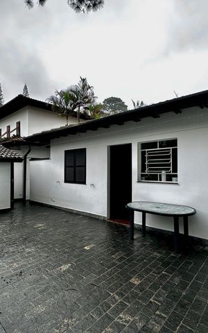 Casa à venda com 490m², 4 quartos e 7 vagas Casa à venda com 490m², 4 quartos e 7 vagasQuintal