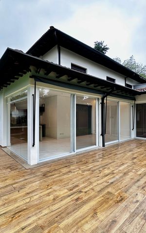 Casa à venda com 490m², 4 quartos e 7 vagas Casa à venda com 490m², 4 quartos e 7 vagasTerraço
