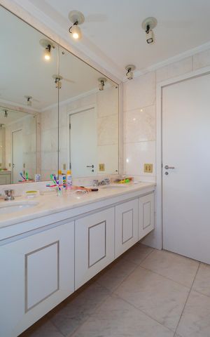 Apartamento à venda com 945m², 4 quartos e 4 vagasBanheiro da Suíte 2