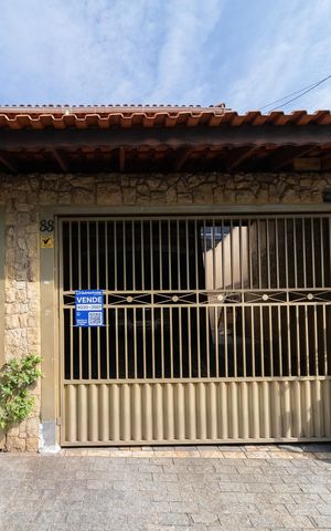 Casa à venda com 141m², 3 quartos e 4 vagasFachada + Plaquinha