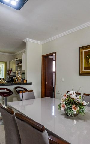 Casa à venda com 300m², 4 quartos e 2 vagas Casa à venda com 300m², 4 quartos e 2 vagasSala de Jantar