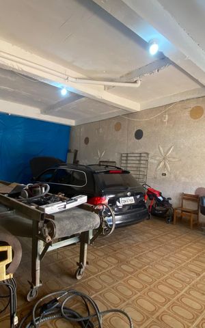 Casa à venda com 220m², 3 quartos e 9 vagas Casa à venda com 220m², 3 quartos e 9 vagasGaragem