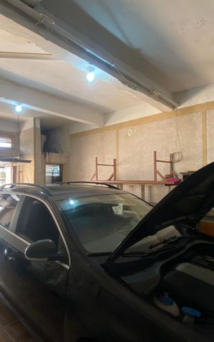 Casa à venda com 220m², 3 quartos e 9 vagas Casa à venda com 220m², 3 quartos e 9 vagasGaragem