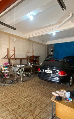 Casa à venda com 220m², 3 quartos e 9 vagas Casa à venda com 220m², 3 quartos e 9 vagasGaragem