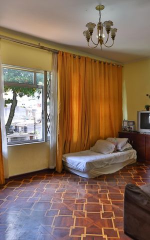 Casa à venda com 220m², 3 quartos e 9 vagas Casa à venda com 220m², 3 quartos e 9 vagasSala