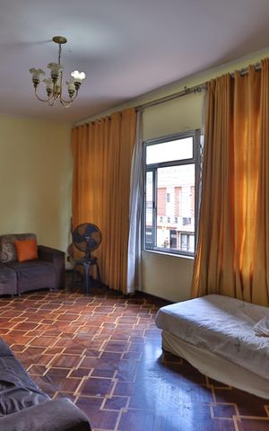 Casa à venda com 220m², 3 quartos e 9 vagas Casa à venda com 220m², 3 quartos e 9 vagasSala