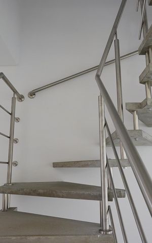 Casa de condomínio para alugar com 120m², 3 quartos e 2 vagasEscada para dormitórios