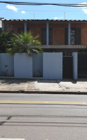 Casa à venda com 258m², 4 quartos e 2 vagasFachada