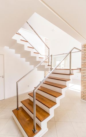 Casa de condomínio à venda com 500m², 5 quartos e 6 vagas Casa de condomínio à venda com 500m², 5 quartos e 6 vagasEscada