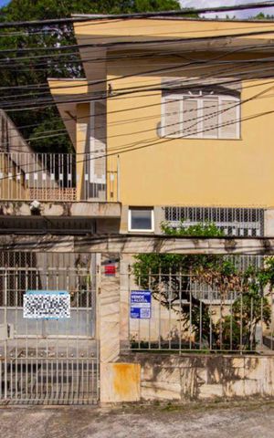Casa à venda com 224m², 3 quartos e 3 vagas Casa à venda com 224m², 3 quartos e 3 vagasFachada + Plaquinha