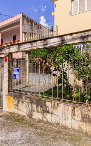 Casa à venda com 224m², 3 quartos e 3 vagas Casa à venda com 224m², 3 quartos e 3 vagasFachada + Plaquinha