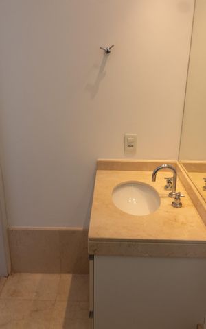 Apartamento à venda com 210m², 3 quartos e 4 vagas Apartamento à venda com 210m², 3 quartos e 4 vagasBANHEIRO DA SUITE