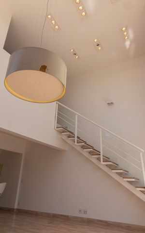 Apartamento à venda com 210m², 3 quartos e 4 vagas Apartamento à venda com 210m², 3 quartos e 4 vagasESCADAS ACESSO COBERTURA