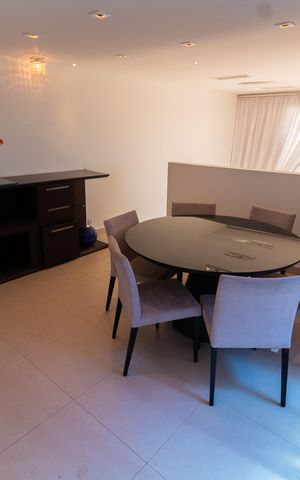 Apartamento à venda com 210m², 3 quartos e 4 vagas Apartamento à venda com 210m², 3 quartos e 4 vagasHALL COBERTURA