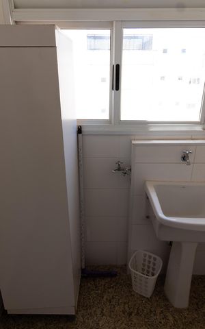 Apartamento à venda com 210m², 3 quartos e 4 vagas Apartamento à venda com 210m², 3 quartos e 4 vagasÁREA DE SERVIÇO
