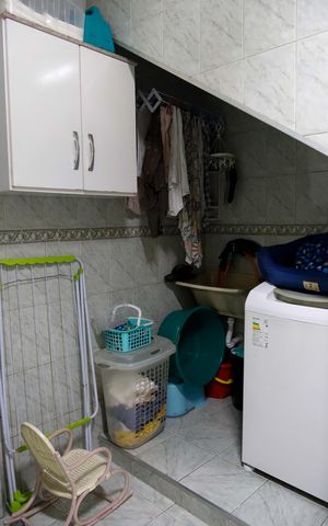 Casa à venda com 274m², 5 quartos e 2 vagas Casa à venda com 274m², 5 quartos e 2 vagasLavanderia