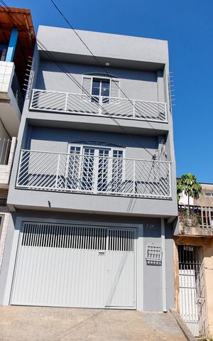 Casa à venda com 274m², 5 quartos e 2 vagas Casa à venda com 274m², 5 quartos e 2 vagasFachada