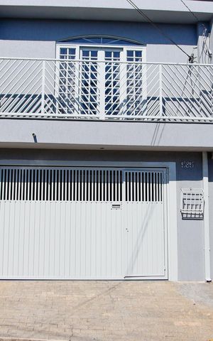 Casa à venda com 274m², 5 quartos e 2 vagas Casa à venda com 274m², 5 quartos e 2 vagasFachada