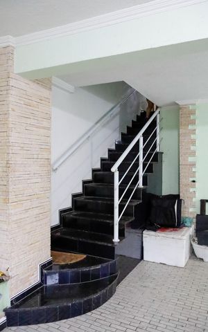 Casa à venda com 120m², 3 quartos e 2 vagas Casa à venda com 120m², 3 quartos e 2 vagasEscada