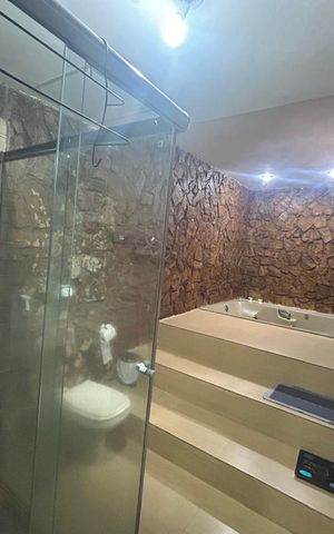 Casa de condomínio à venda com 242m², 5 quartos e 2 vagas Casa de condomínio à venda com 242m², 5 quartos e 2 vagasBanheiro 1