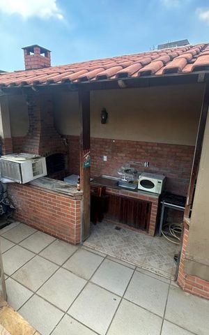 Casa de condomínio à venda com 242m², 5 quartos e 2 vagas