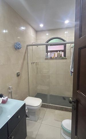 Casa de condomínio à venda com 242m², 5 quartos e 2 vagas Casa de condomínio à venda com 242m², 5 quartos e 2 vagasBanheiro 2