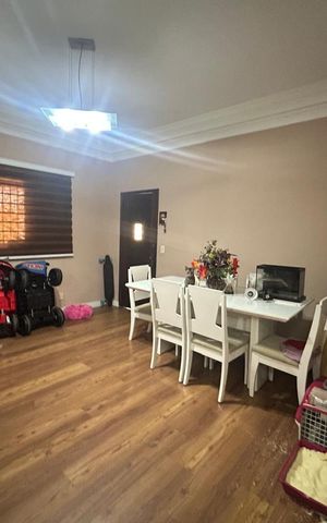 Casa de condomínio à venda com 242m², 5 quartos e 2 vagas Casa de condomínio à venda com 242m², 5 quartos e 2 vagasSala