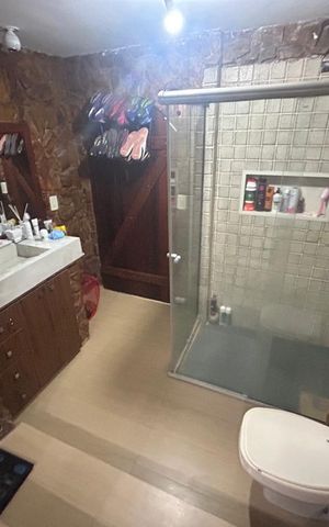 Casa de condomínio à venda com 242m², 5 quartos e 2 vagas Casa de condomínio à venda com 242m², 5 quartos e 2 vagasBanheiro 1