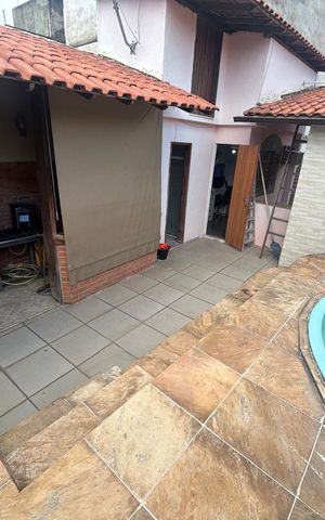 Casa de condomínio à venda com 242m², 5 quartos e 2 vagas Casa de condomínio à venda com 242m², 5 quartos e 2 vagasÁrea Externa