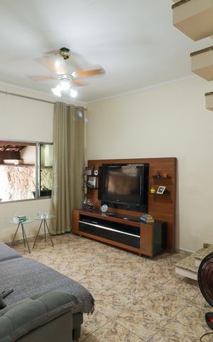 Casa à venda com 220m², 3 quartos e 2 vagas Casa à venda com 220m², 3 quartos e 2 vagasSala