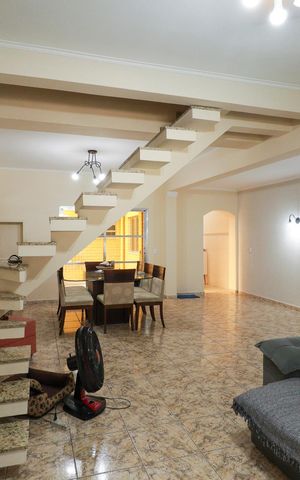 Casa à venda com 220m², 3 quartos e 2 vagas Casa à venda com 220m², 3 quartos e 2 vagasSala