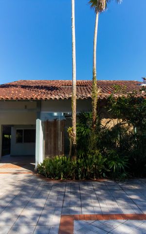 Casa de condomínio à venda com 320m², 5 quartos e 3 vagas Casa de condomínio à venda com 320m², 5 quartos e 3 vagasFachada