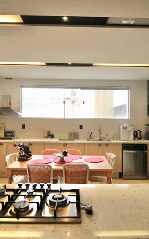 Apartamento para alugar com 384m², 4 quartos e 3 vagas Apartamento para alugar com 384m², 4 quartos e 3 vagasCozinha e Área de Serviço