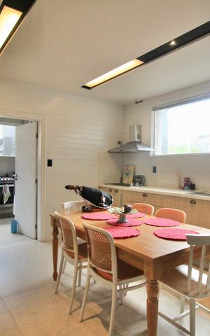 Apartamento para alugar com 384m², 4 quartos e 3 vagas Apartamento para alugar com 384m², 4 quartos e 3 vagasCozinha e Área de Serviço