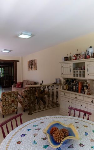 Casa de condomínio à venda com 310m², 4 quartos e 3 vagas Casa de condomínio à venda com 310m², 4 quartos e 3 vagasSala