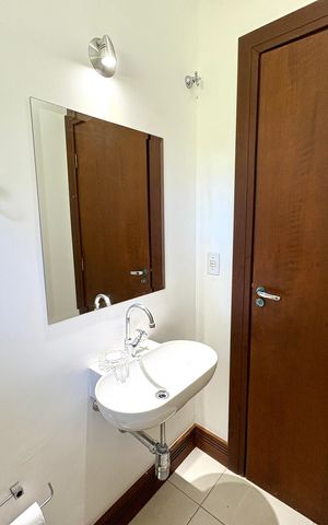 Casa de condomínio à venda com 460m², 4 quartos e 4 vagas Casa de condomínio à venda com 460m², 4 quartos e 4 vagasLavabo