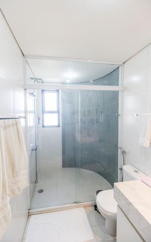Apartamento à venda com 220m², 3 quartos e 3 vagas Apartamento à venda com 220m², 3 quartos e 3 vagasBanheiro da Suíte 1