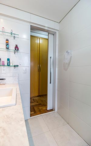 Apartamento à venda com 220m², 3 quartos e 3 vagas Apartamento à venda com 220m², 3 quartos e 3 vagasBanheiro da Suíte 1