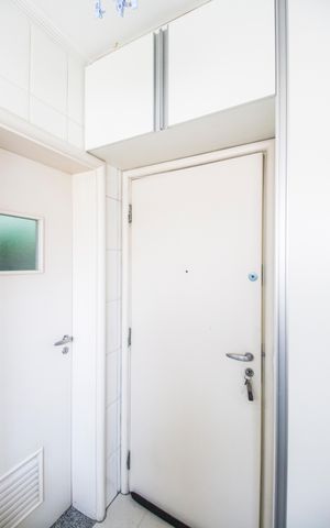 Apartamento à venda com 220m², 3 quartos e 3 vagas Apartamento à venda com 220m², 3 quartos e 3 vagasÁrea de Serviço