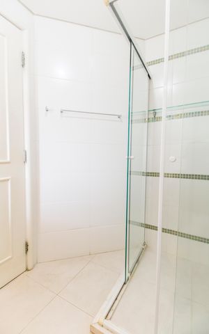 Apartamento à venda com 220m², 3 quartos e 3 vagas Apartamento à venda com 220m², 3 quartos e 3 vagasBanheiro da Suíte 2