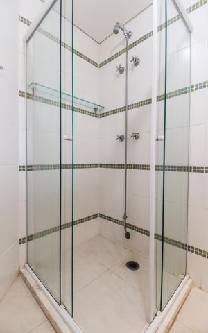 Apartamento à venda com 220m², 3 quartos e 3 vagas Apartamento à venda com 220m², 3 quartos e 3 vagasBanheiro da Suíte 2