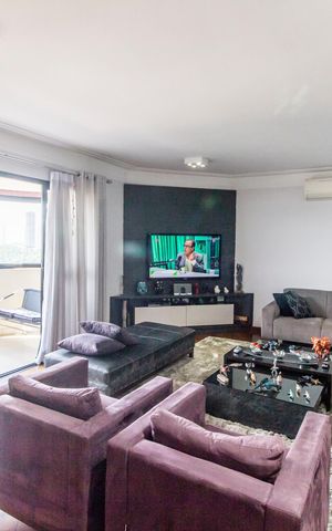 Apartamento à venda com 220m², 3 quartos e 3 vagas Apartamento à venda com 220m², 3 quartos e 3 vagasSala de TV