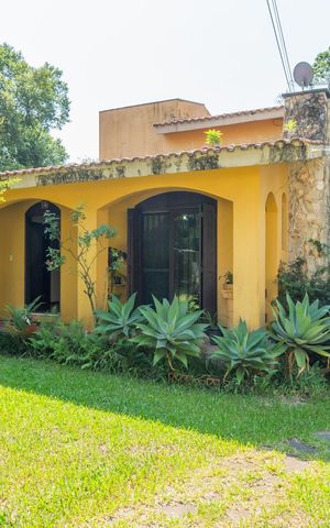 Casa à venda com 164m², 2 quartos e 1 vaga Casa à venda com 164m², 2 quartos e 1 vagaFachada