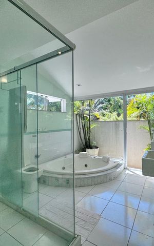 Casa de condomínio à venda com 430m², 6 quartos e 3 vagas Casa de condomínio à venda com 430m², 6 quartos e 3 vagasSuíte 1 - Banheiro