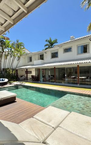 Casa de condomínio à venda com 430m², 6 quartos e 3 vagas Casa de condomínio à venda com 430m², 6 quartos e 3 vagasÁrea externa