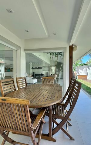 Casa de condomínio à venda com 430m², 6 quartos e 3 vagas Casa de condomínio à venda com 430m², 6 quartos e 3 vagasÁrea externa