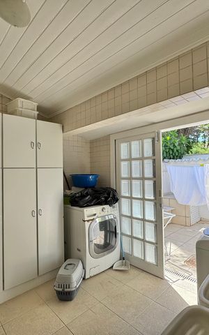 Casa de condomínio à venda com 430m², 6 quartos e 3 vagas Casa de condomínio à venda com 430m², 6 quartos e 3 vagasÁrea de Serviço